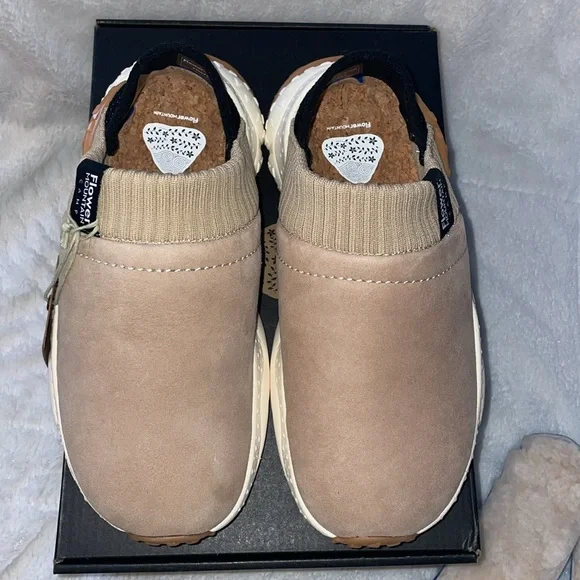 NWT FLOWER MOUNTAIN Camp Uni Slip-On Mouton Leather/shearling - Beige